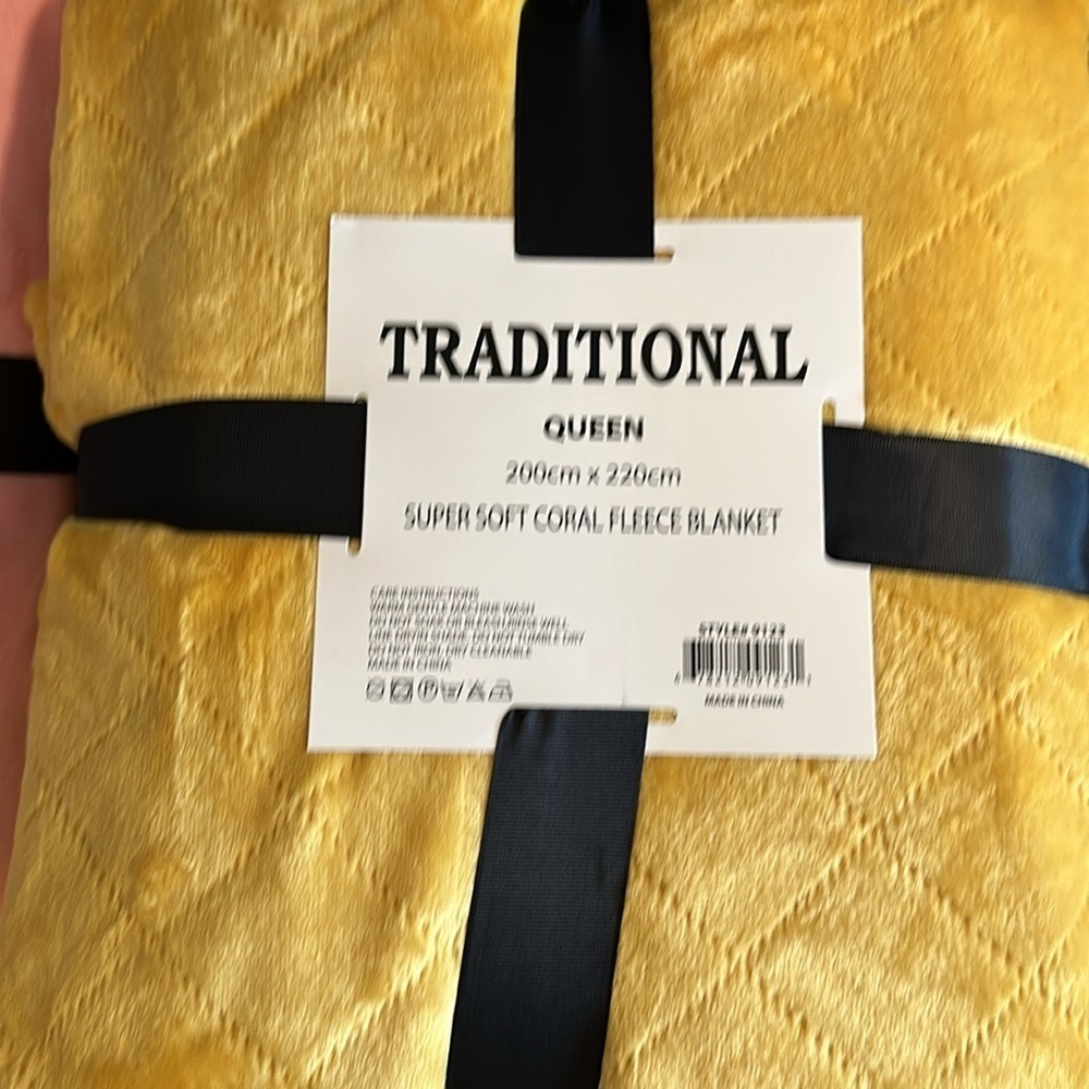 Super Soft Coral Fleece Blanket Queen Golden Yellow embossed - Picture 5 of 10
